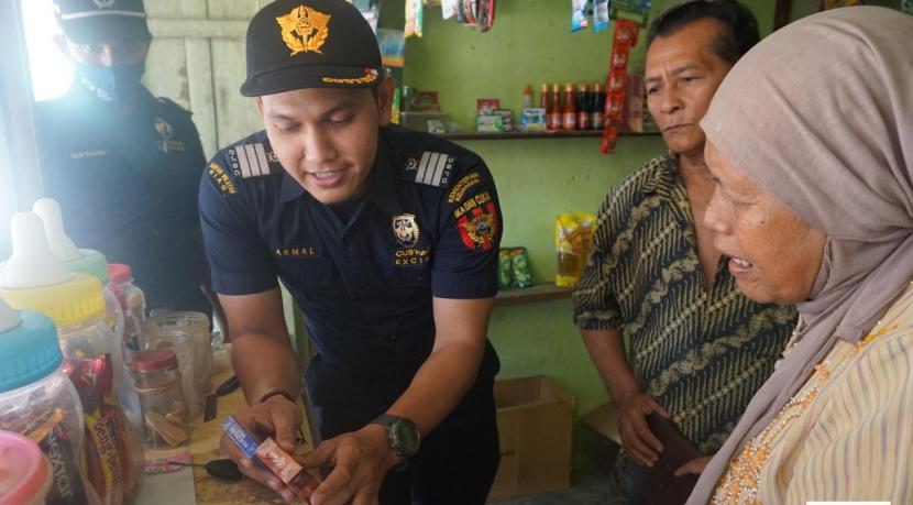 Bea Cukai Wilayah Riau bersama Bea Cukai Pekanbaru kembali adakan operasi pasar untuk memberantas peredaran rokok ilegal di provinsi Riau. Kali ini, operasi pasar yang dilakukan secara sinergi tersebut dilakukan di daerah Kampar dan Pekanbaru pada tanggal 20-24 Juli 2020. 