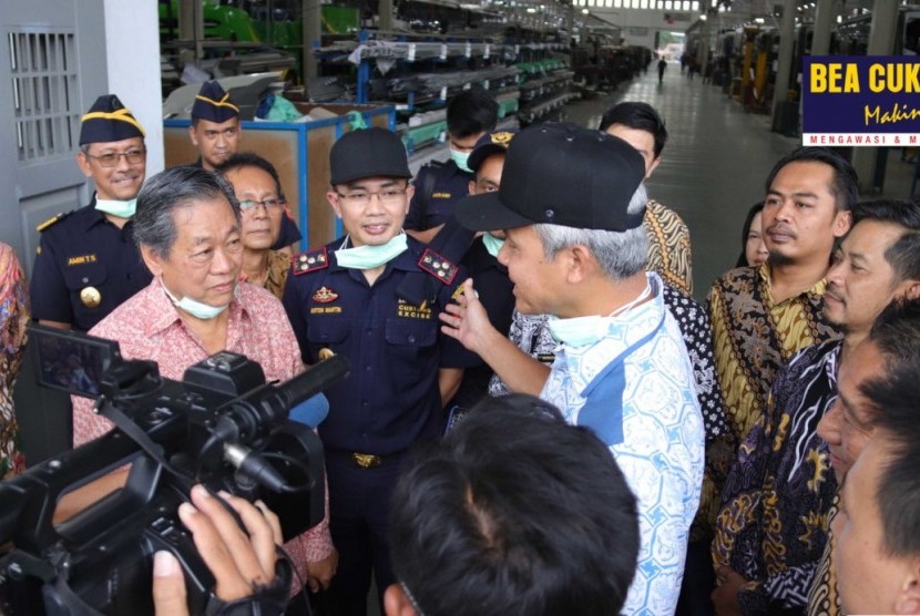 Bea Cukai yang diwakili Kabid Fasilitas Kepabeanan dan Cukai Kanwil Jawa Tengah dan DIY, Amin Tri Sobri dan rombongan bersama dengan Gubernur Jateng Ganjar Pranowo hari ini melepas Ekspor 10 Bus Double Decker .