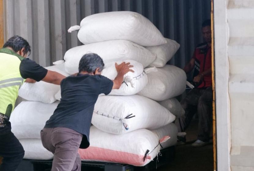 Bea Cukai Yogyakarta berkomitmen untuk mendukung sepenuhnya ekspor barang, dan selalu memberikan pelayanan maksimal dalam memfasilitasi kelancaran ekspor.