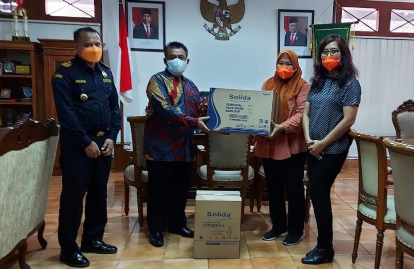 Bea Cukai Yogyakarta mendampingi PT Maesindo Indonesia dalam penyerahan bantuan sosial berupa alat pelindung diri (APD) kepada Satgas Covid-19 Bantul. 