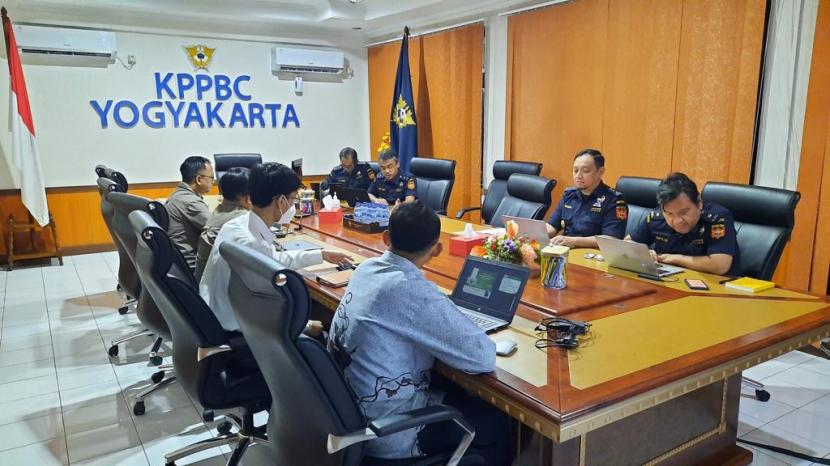 Bea Cukai Yogyakarta menerima kunjungan kerja Badan Pengawas Tenaga Nuklir (Bapeten) di kantor Bea Cukai Yogyakarta. 