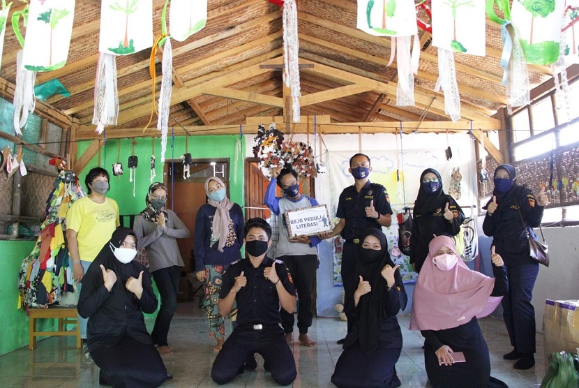 Bea Cukai Yogyakarta menyerahkan donasi berupa buku, pakaian, sepatu, dan tas untuk Sekolah Gajahwong, sekolah gratis bagi kaum marjinal di bantaran sungai Gajahwong.