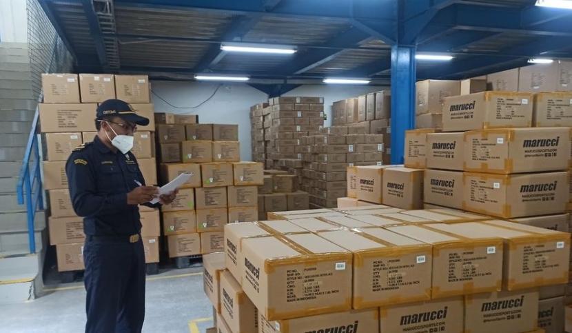 Bea Cukai Yogyakarta permudah proses ekspor sarung tangan asal Gunungkidul.
