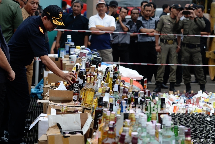 Bea dan Cukai memusnakan berbagai barang ilegal seperti minuman keras, handphone, tembakau, dan pita cukai palsu senilai Rp.46 miliar. 