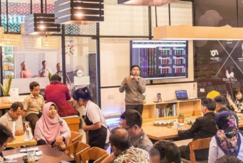 Bear x Bull Coffee and Trade memadukan konsep suasana kafe kopi yang santai dengan galeri edukasi pasar modal, khususnya investasi saham. 