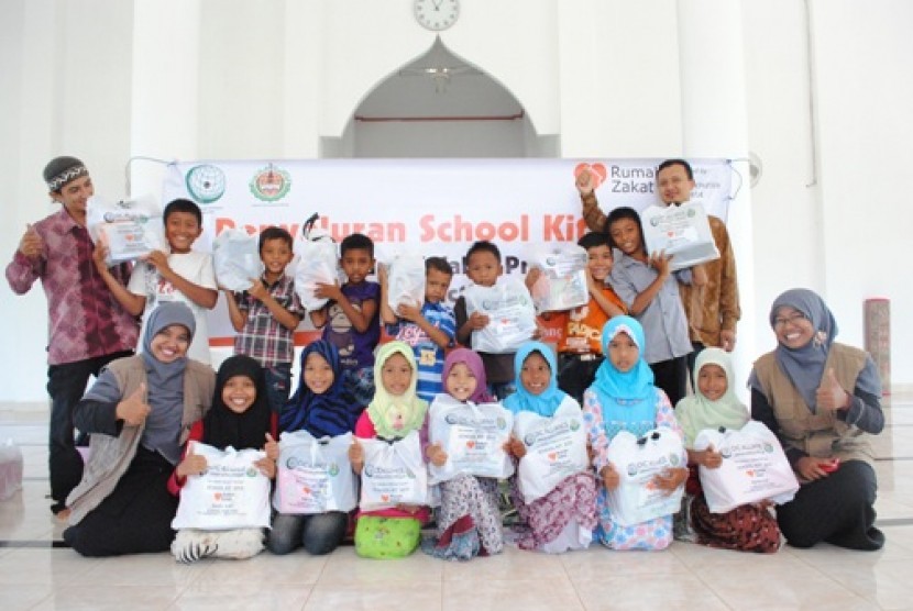 Beasiswa Ceria RZ untuk anak yatim korban tsunami Aceh.