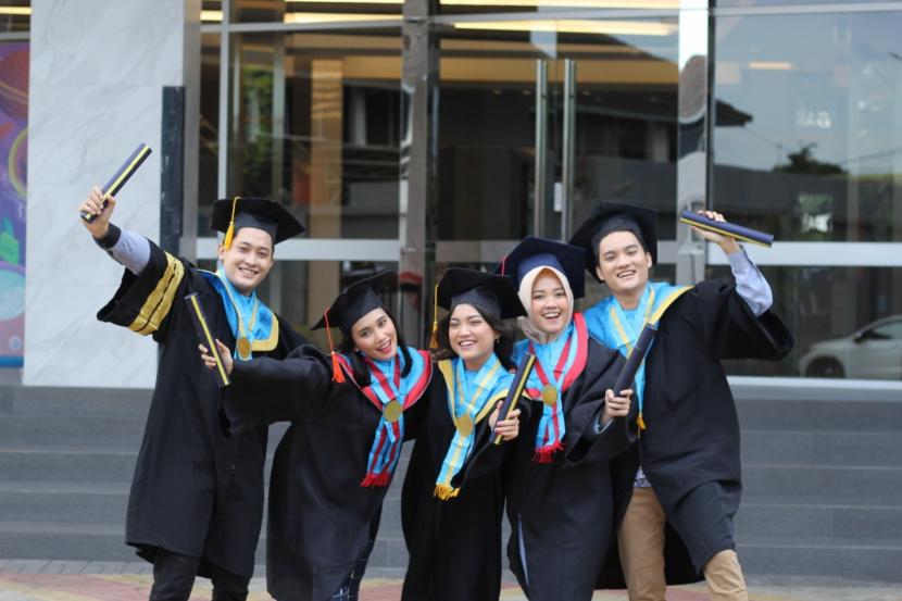 Beasiswa kuliah  di Universitas Nusa Mandiri (UNM) dengan Kartu Indonesia Pintar-Kuliah (KIP-Kuliah) bisa bantu raih mimpi jadi kenyataan.