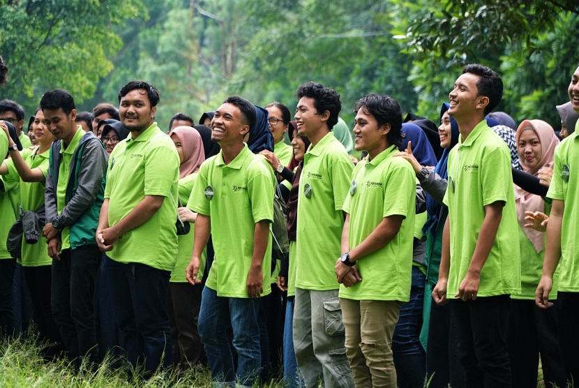  Beasiswa Pertamina Sobat Bumi kembali dihadirkan pada tahun ini untuk membangun potensi pelajar Indonesia ke arah pribadi yang mampu menjadi pemimpin millenial. Beasiswa Pertamina Sobat Bumi merupakan bagian program PF Prestasi milik Pertamina Foundation yang telah diadakan sejak tahun 2011. 