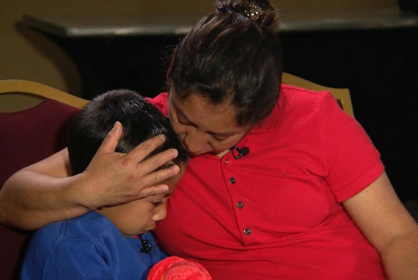 Beata Mariana de Jesus Mejia-Mejia memeluk anaknya, Darwin setelah dipisahkan di fasilitas penampungan imigrasi di Arizona, AS.