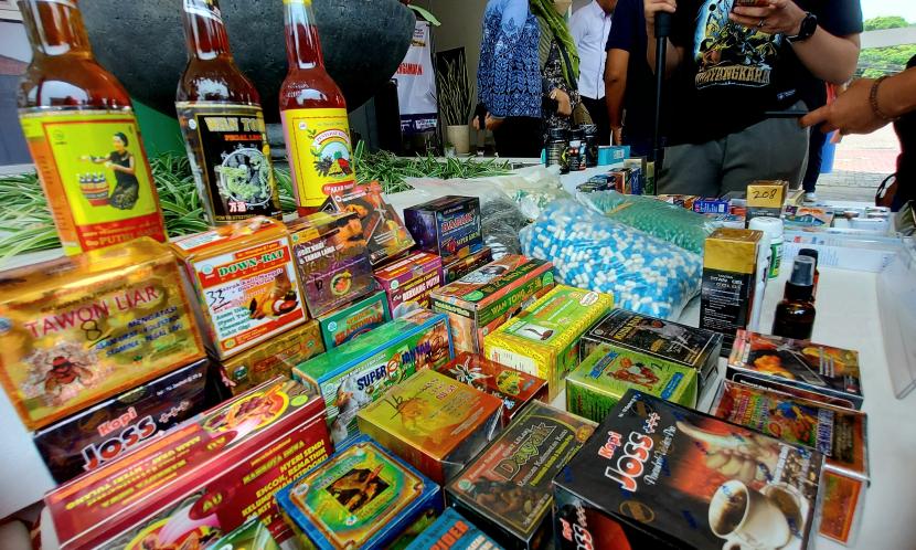   Bebagai produk obat tradisional, kosmetik, dan lainnya yang mengandung bahan berbahaya yang diamankan oleh Balai Besar POM Semarang.