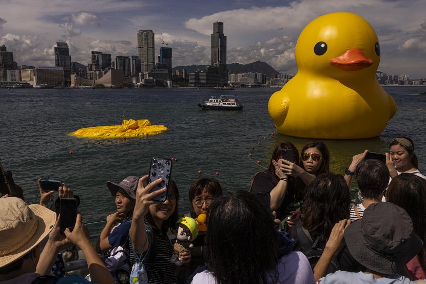 Bebek karet kuning raksasa itu merupakan bagian dari instalasi seni yang dijuluki 