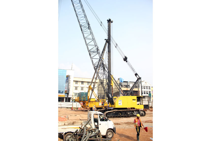   Beberapa alat berat yang sedang digunakan dalam proyek MRT di daerah Blok M Jakarta Selatan, Jumat (17/10). (MGRoL30).