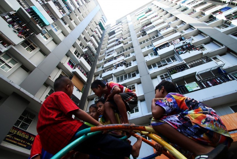 Beberapa anak bermain di kompleks Rumah Susun Tambora, Jakarta, Jumat (17/2).