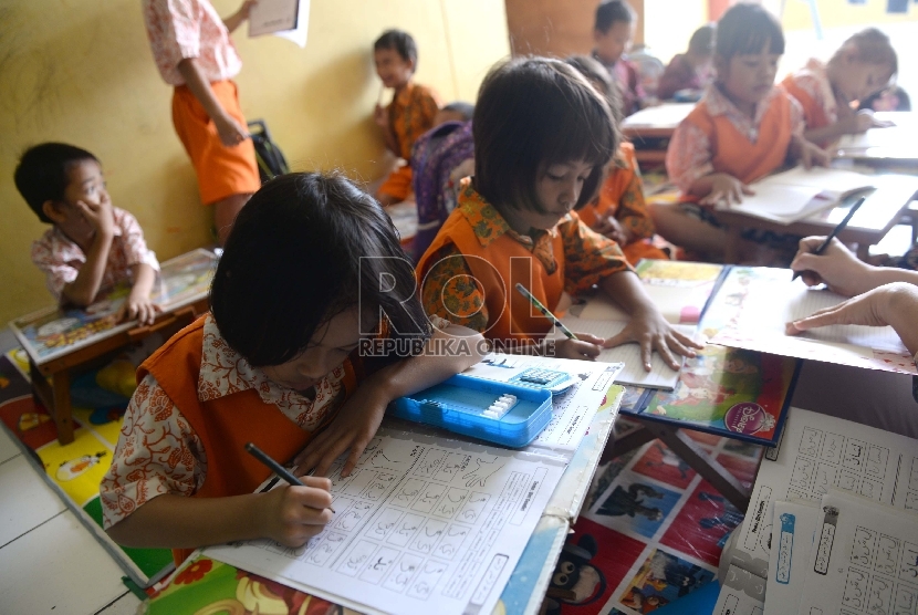 Beberapa anak mengikuti kegiatan belajar mengajar di PAUD Nusantara, Bendungan Hilir, Jakarta, Jumat (18/9). 