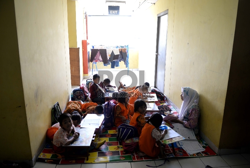 Beberapa anak mengikuti kegiatan belajar mengajar di PAUD Nusantara, Bendungan Hilir, Jakarta, Jumat (18/9).