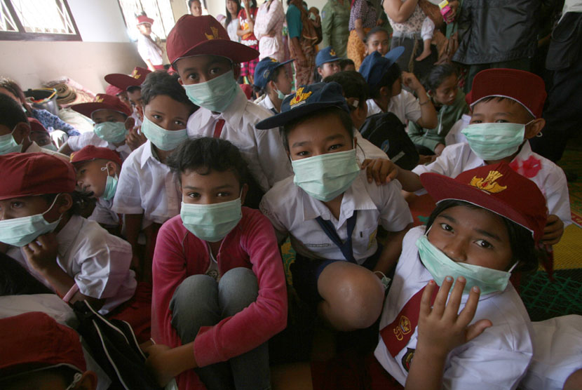  Beberapa anak pengungsi menggunakan masker di Pengungsian Blangkejeren, Karo, Sumut, Senin (25/11).   (Antara//Septianda Perdana)