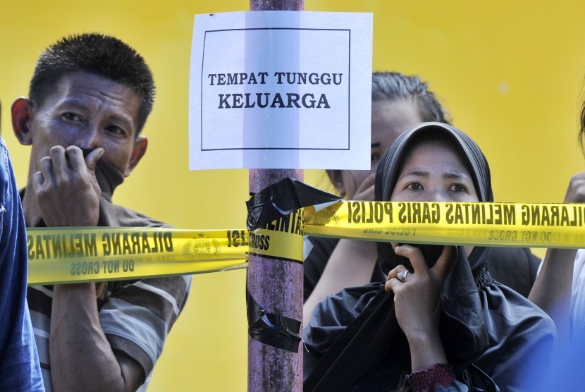 Beberapa anggota keluarga menyaksikan proses evakuasi empat jenazah korban tenggelamnya KM Marina Baru 2B di RSUD Siwa, Kabupaten Wajo, Sulawesi Selatan, Rabu (23/12). (Antara/Yusran Uccang)
