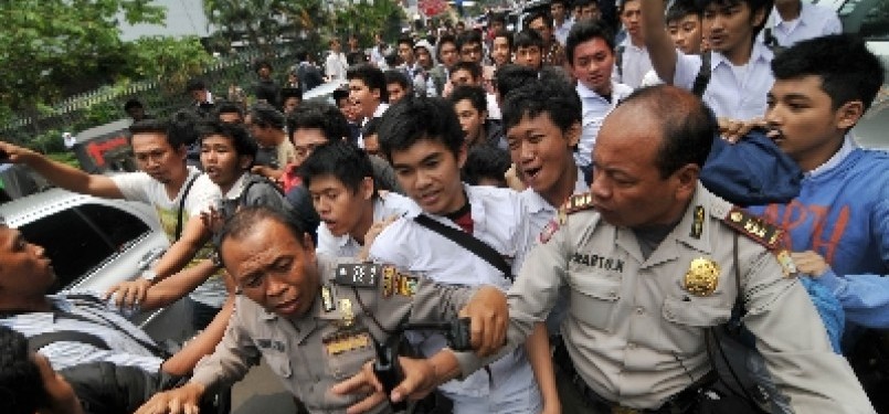 Beberapa anggota Kepolisian menahan sejumlah siswa SMU 6 yang akan menyerang di Blok M, Jakarta, Senin (19/9).