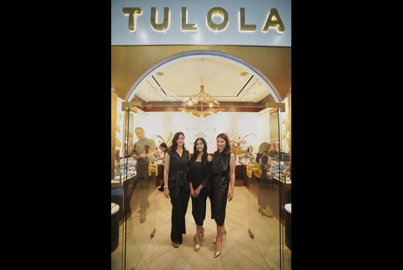 Beberapa artis mencoba perhiasan koleksi Tulola Jewelry, toko perhiasan milik Happy Salma, dan Dewi  Sri Luce Rusna.