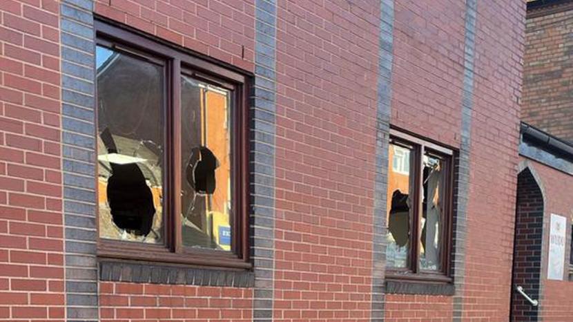 Beberapa batu bata dan bebatuan dilemparkan melalui jendela masjid saat jamaah di Birmingham, Inggris. Seorang pensiunan berusia 73 tahun diserang oleh tiga pria saat berjalan pulang ke rumahnya dari sebuah masjid di kawasan Kings Heath Birmingham, Inggris, pada Rabu (29/3/2023) malam.