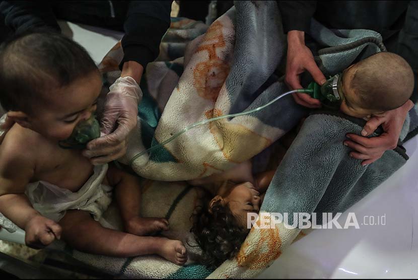 Beberapa bayi memperoleh penanganan medis setelah terpapar gas beracun di Desa Shifunieh, Ghouta Timur, Suriah, Ahad (25/2).