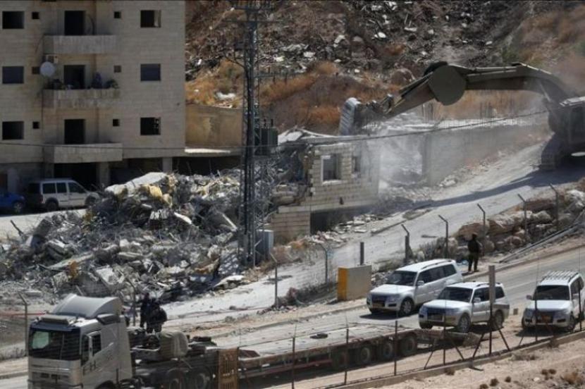 Beberapa buldozer dengan disertai oleh ratusan prajurit Israel bergerak memasuki Permukiman Wadi Homs di Yerusalem Timur dan mulai menghancurkan beberapa bangunan di daerah itu. 