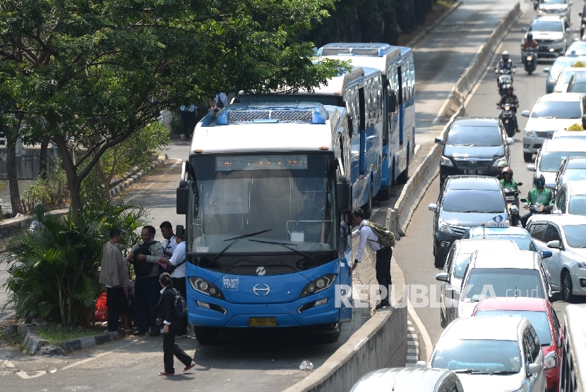 Beberapa Bus Tranjakarta menolak mengambil penumpang di Halte Harmoni, Jakarta Pusat, Senin (12/6). 