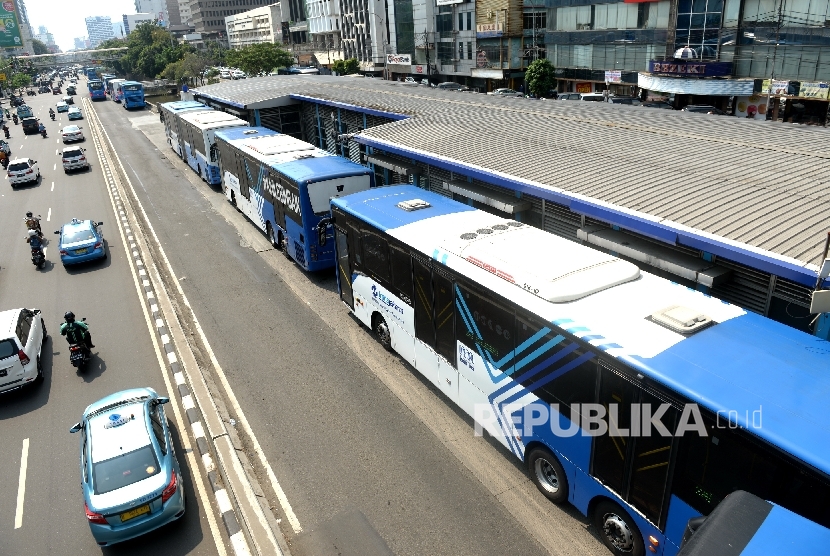  Beberapa Bus Tranjakarta menolak mengambil penumpang di Halte Harmoni, Jakarta Pusat, Senin (12/6).