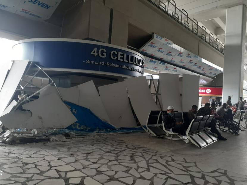 Beberapa fasilitas di Bandara Soekarno-Hatta tampak rusak, seusai massa melakukan penyambutan terhadap Habib Rizieq. 