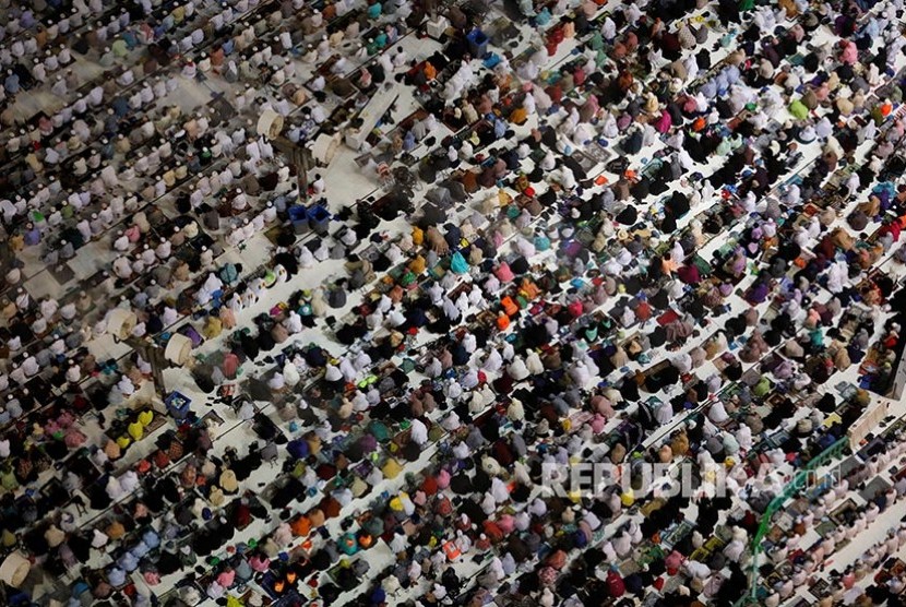 Saudi akan Sediakan Asuransi bagi Jamaah Haji dan Umrah. Foto: Beberapa hari menjelang puncak haji suasana shalat berjamaah di Masjidil Haram di malam hari dipadati ratusan ribu jamaah.