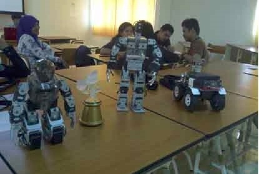 Beberapa jenis robot yang dirancang mahasiswa Universitas Negeri Padang.