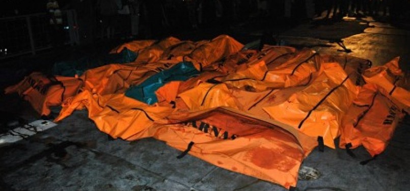 Beberapa kantong jenazah imigran berada diatas KRI Oswald Siahaan, di Pelabuhan Tanjung Wangi, Banyuwangi, Jawa Timur, Rabu (21/12) malam. Sebanyak 66 jenazah imigran gelap asal Timur Tengah yang menjadi korban kapal tenggelam berhasil dievakuasi di sekita
