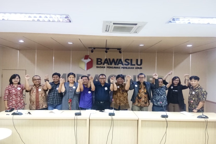 Beberapa kelompok masyarakat sipil lahirkan Gerakan Ayo Nyoblos Ayo Pantau Pemilu 2019 di Kantor Bawaslu, Selasa (2/4)