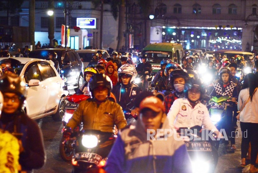 Kepadatan lalu lintas pada malam takbiran, di Alun-alun Kota Bandung, Jumat (24/6).