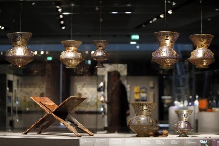 Beberapa koleksi seni peninggalan Islam yang dipamerkan di sayap baru Museum Louvre, Paris, Prancis.