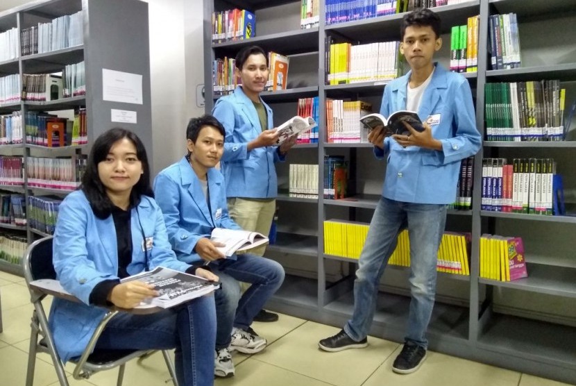 Beberapa mahasiswa STMIK Nusa Mandiri sedang berada di perpustakaan.