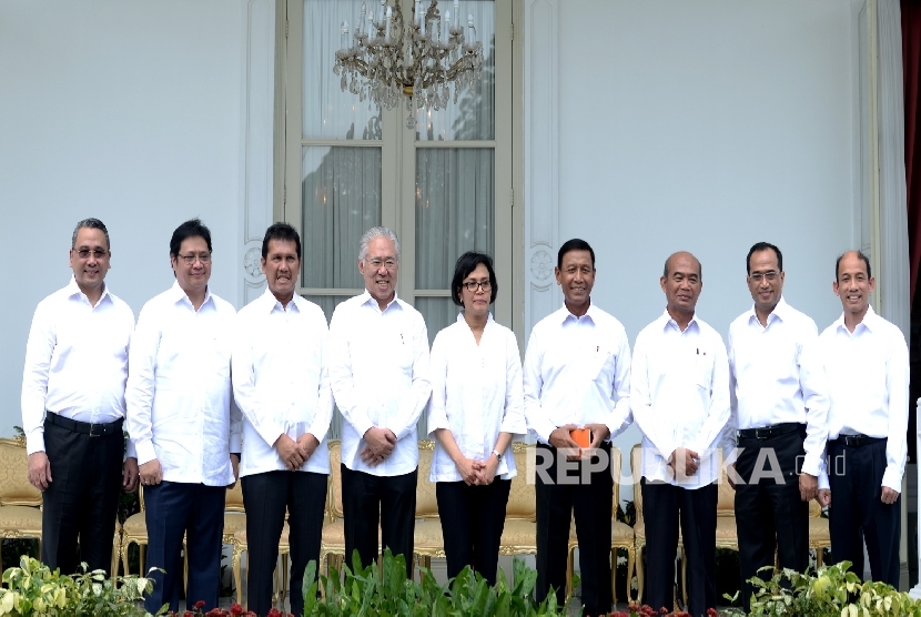 Beberapa menteri baru Kabinet Kerja II berfoto bersama usai pengumuman perombakan kabinet oleh Presiden Joko Widodo di Istana Merdeka, Jakarta, Rabu (27/7).  (Republika/Wihdan)