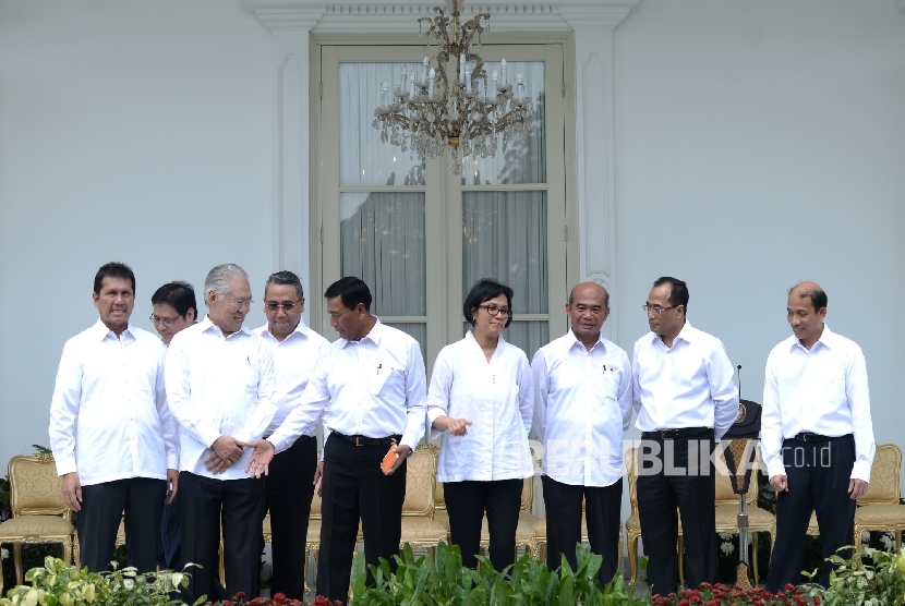 Beberapa menteri baru Kabinet Kerja II berfoto bersama usai pengumuman perombakan kabinet oleh Presiden Joko Widodo di Istana Merdeka, Jakarta, Rabu (27/7).  (Republika/Wihdan)