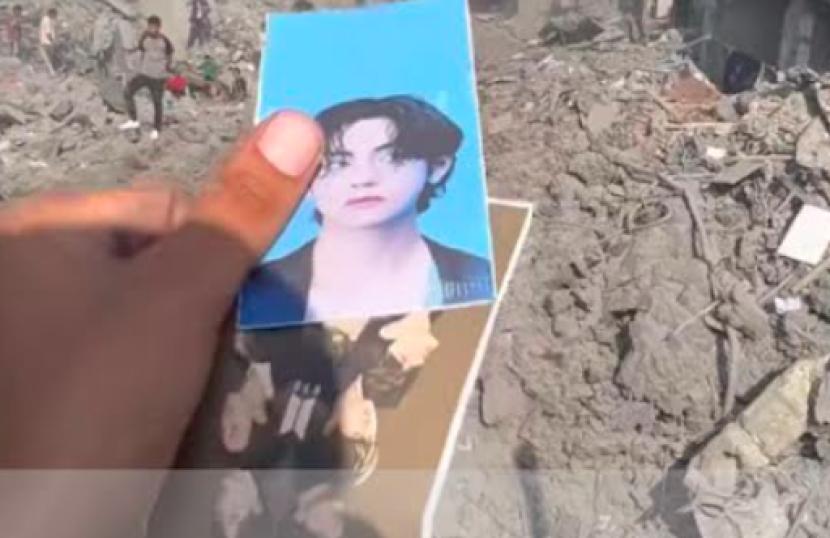 Beberapa merchandise BTS termasuk foto V ditemukan di reruntuhan Gaza, Palestina, yang diserang Israel.