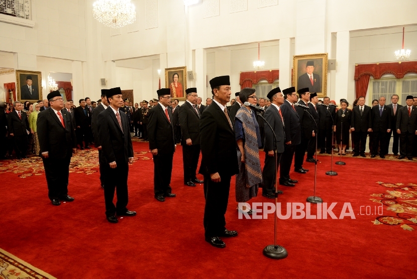  Beberapa meteri baru perombakan Kabinet Kerja ke-2 bersiap mengikuti pelantikan oleh Presiden Joko Widodo di Istana Negara, Jakarta, Rabu (27/7). (Republika/Wihdan)