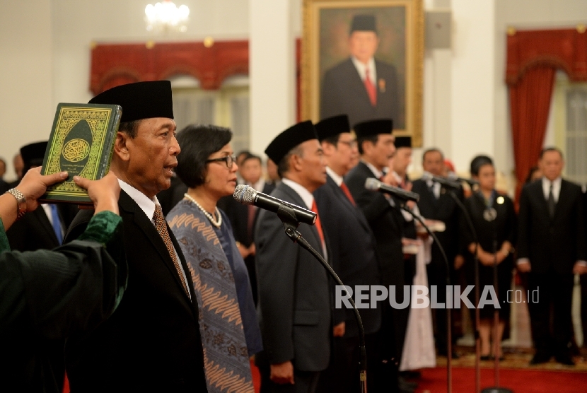 Beberapa meteri baru perombakan Kabinet Kerja ke-2 mengikuti pelantikan oleh Presiden Joko Widodo di Istana Negara, Jakarta, Rabu (27/7). (Republika/Wihdan)