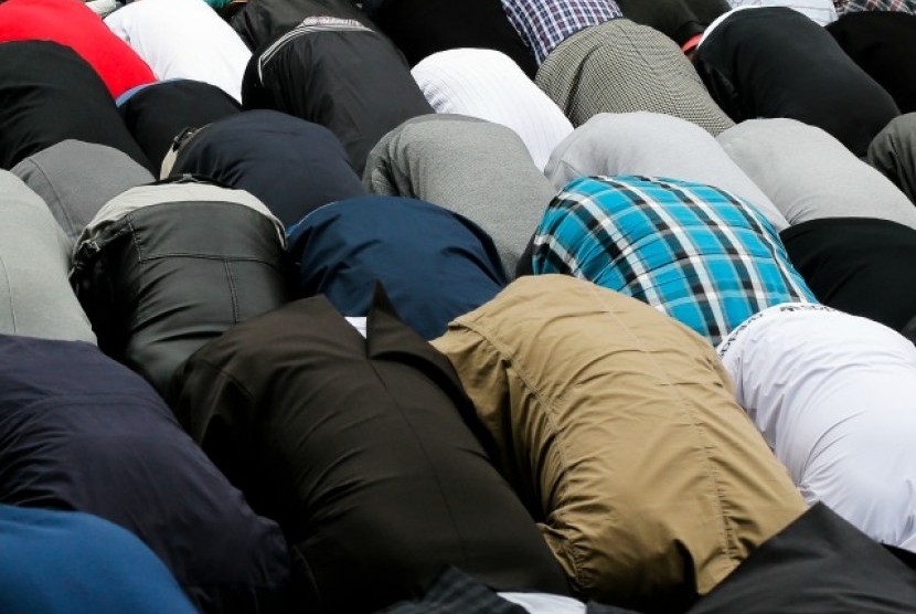 Beberapa Muslim menunaikan ibadah shalat di Duke University.