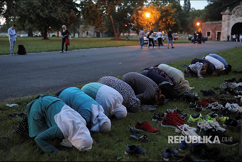 Beberapa muslimah shalat berjamaah di taman dekat  benteng Kalemegdan  Beograd, Serbia. Populasi muslim di Serbia mencapai 230ribu setara 3,1 persen dari jumlah total penduduk Serbia. 
