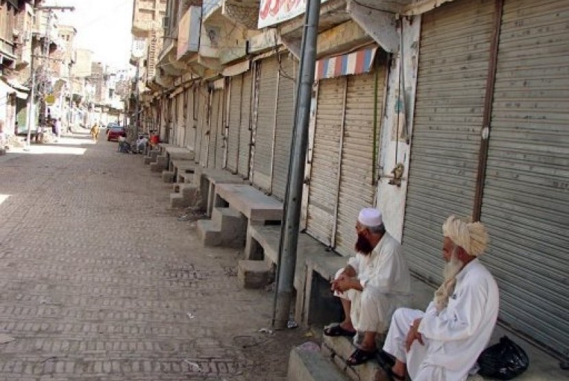 Beberapa orang duduk di pasar yang tutup di Miranshah, 2010 silam