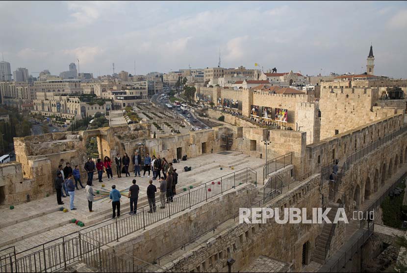 Beberapa orang Israel di Menara Nabi Daud, Yerusalem, Palestina Selasa (5/12). 