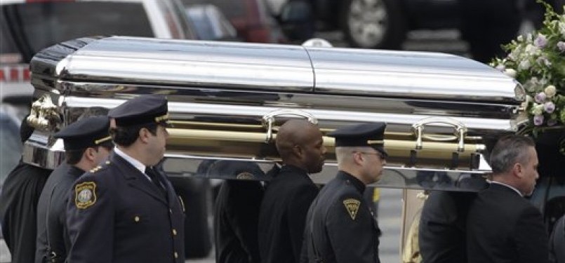 Beberapa orang mengusung peti mati Whitney Houston menuju mobil jenazah usai menjalani kebaktian di Gereja Baptis New Hope, Newark, New Jersey, Sabtu (18/2).