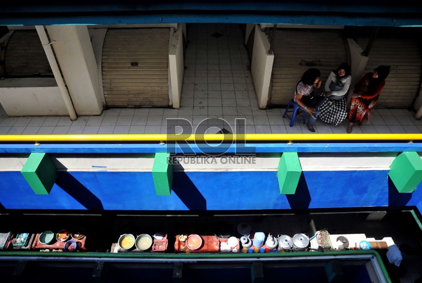  Beberapa pedagang menunggu pembagian kunci kios yang akan dibagiakan oleh Petugas PD Pasar Jaya di Pasar Tanah Abang Blok G, Jakarta Pusat, Jumat (23/8).  (Republika/Prayogi) 