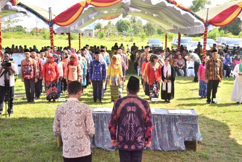  Beberapa pejabat Kemendes PDTT dilantik di kawasan transmigrasi KTM Cahaya Baru Kabupaten Barito Kuala, Kalimantan Selatan Jumat (21/9). 