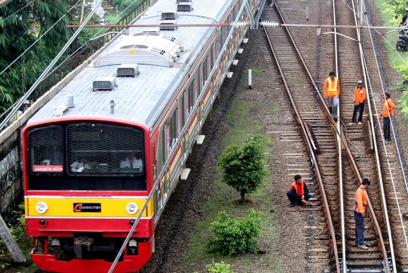 Beberapa pekerja melakukan perawatan kondisi jalur rel KRL di Cilebut, Kabupaten Bogor, Jawa Barat, Jum'at (11/3).