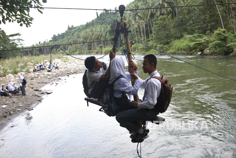 Beberapa pelajar menyeberang dengan tali penyeberangan darurat di Sungai Ranteangin, Desa Maroko ke Desa Tinokari, Wawo, Kolaka Utara, Sulawesi Tenggara, Jumat (28/7). 